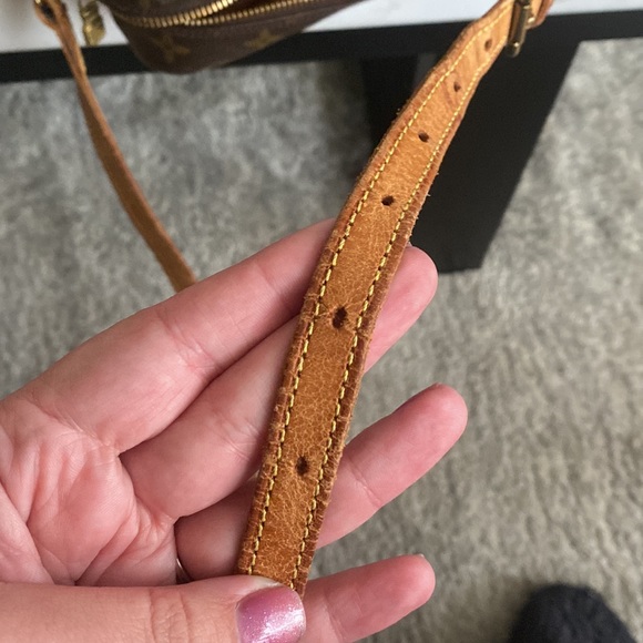 Loui Vuitton crossbody purse - Picture 9 of 11